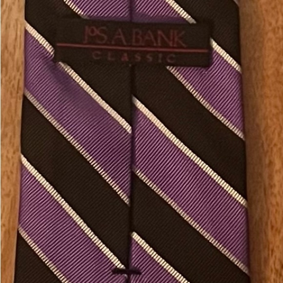 JOS A. BANK MEN’S CLASSIC PURPLE, NAVY, & WHITE 100% SILK NECKTIE/PRE-OWNED - Picture 2 of 2